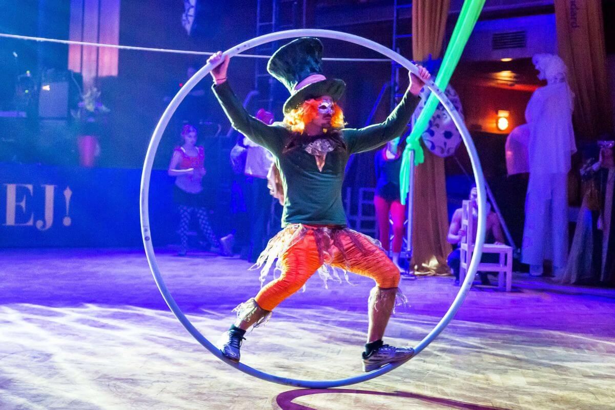 Cyr wheel